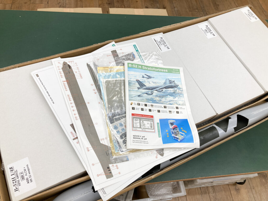 HpH 148 B-52H Stratofortress ストラトフォートレスHPH48052L (2)
